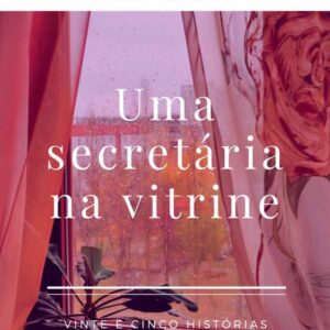 Uma secretária na vitrine